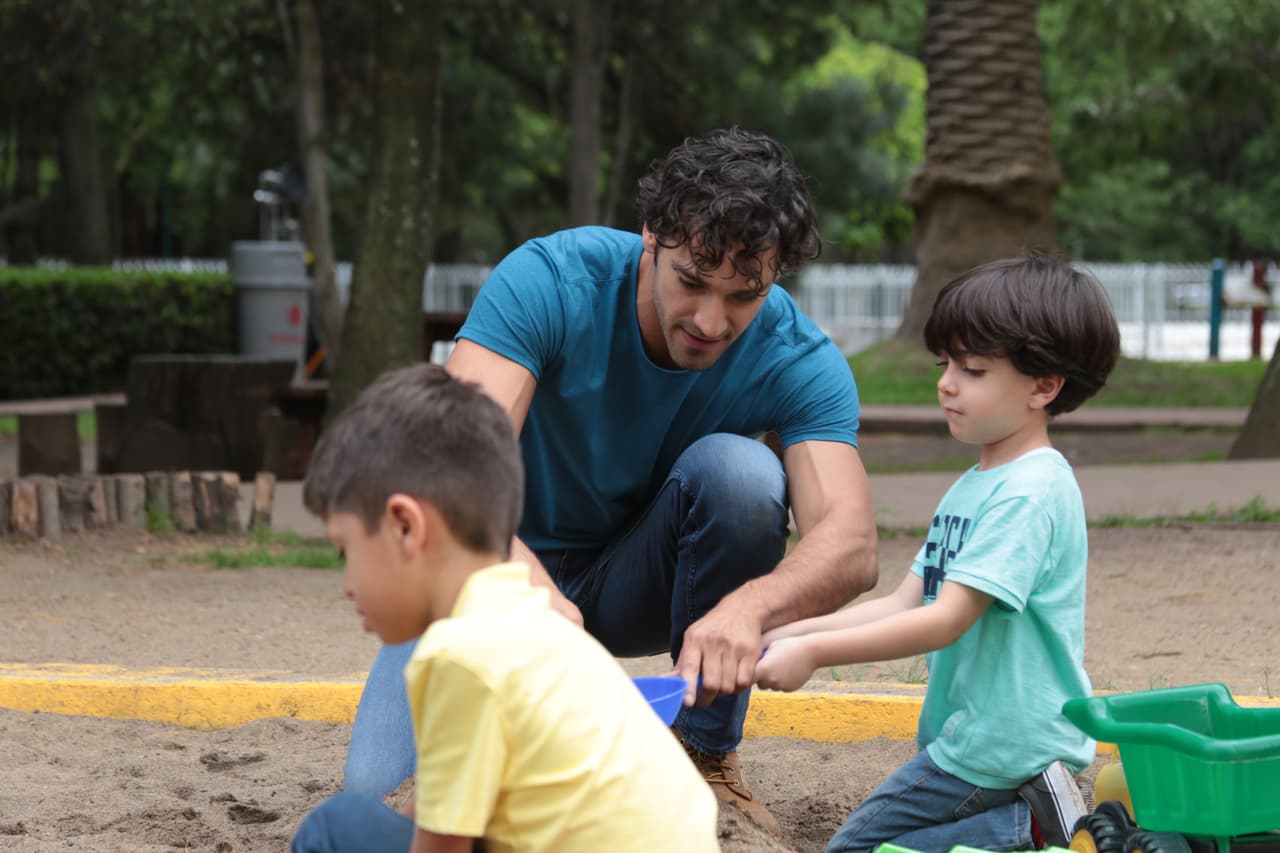 No te pierdas este capítulo y conoce todos los consejos y actividades que Mateo le ofrece a Alberto para que logre compartir más con su pequeño. 
<br>
<br>
<b><a href="http://www.univision.com/noticias/la-fuerza-de-creer/episodio-1-de-la-fuerza-de-creer-la-importancia-de-jugar-con-tus-hijos">Vea el episodio aquí</a></b>