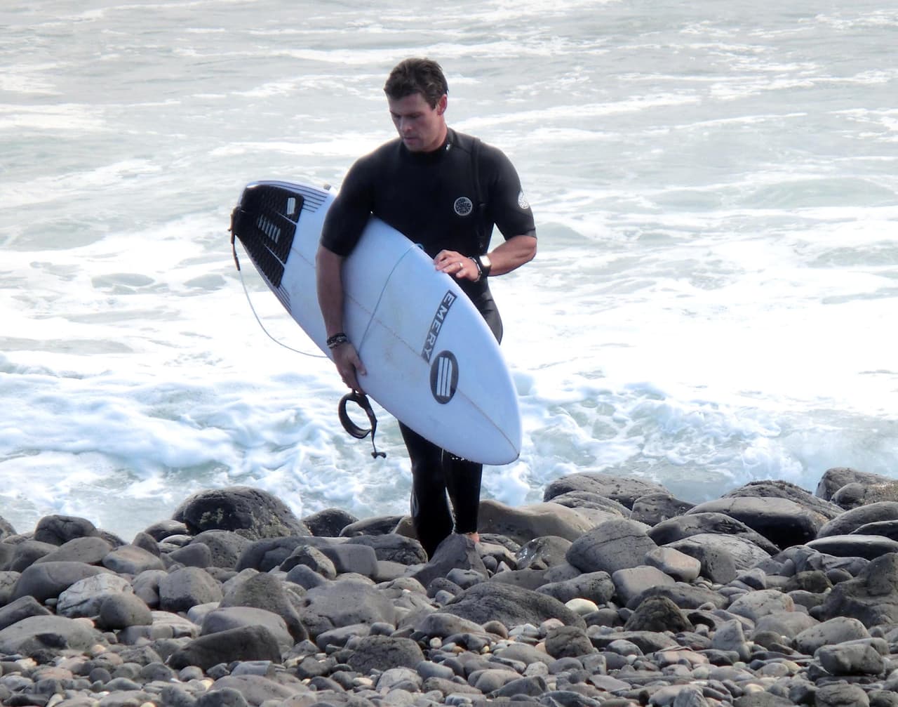 El esposo de Elsa Pataky decidió irse a surfear.