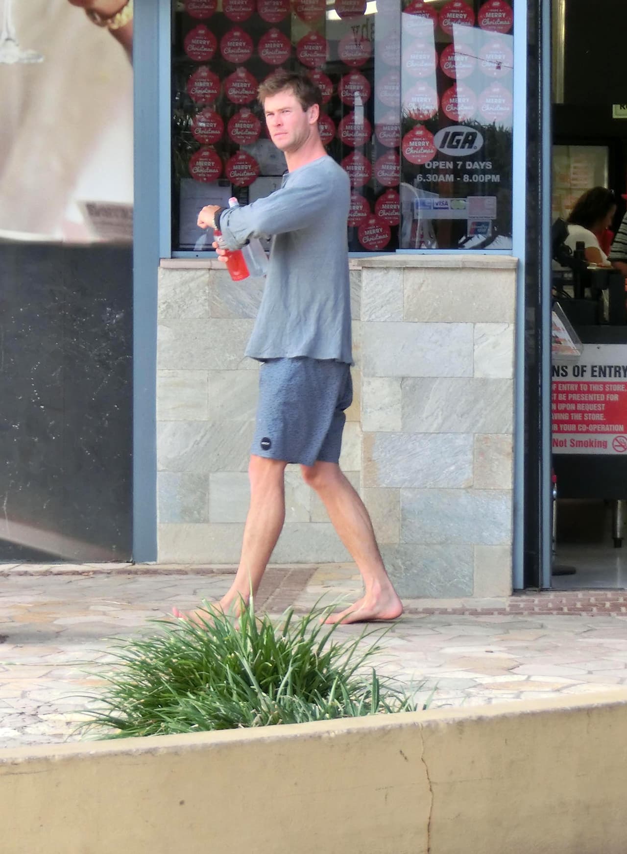 Chris ni unas "chanclitas" se puso...