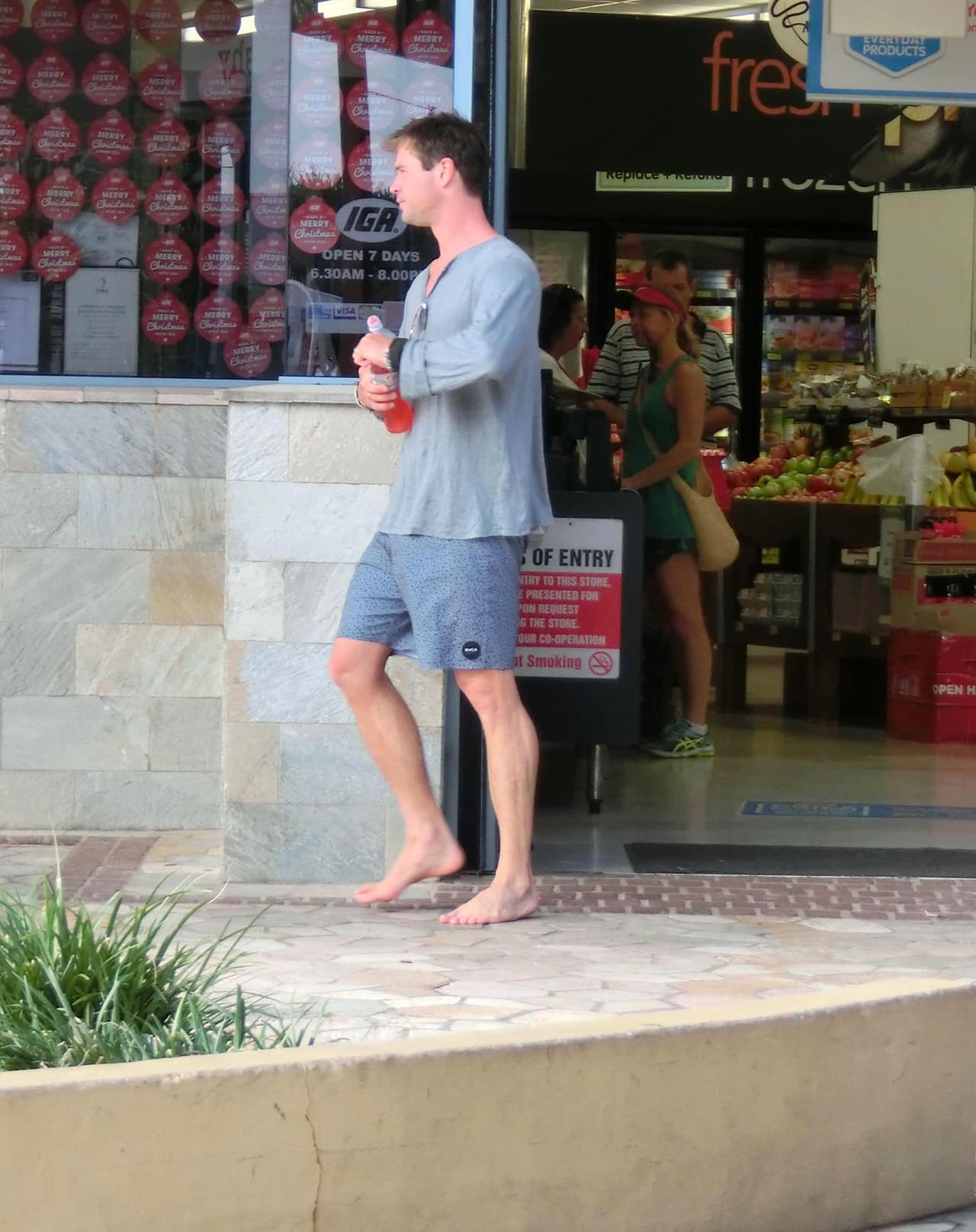 ¡Y no le importó ir descalzo!