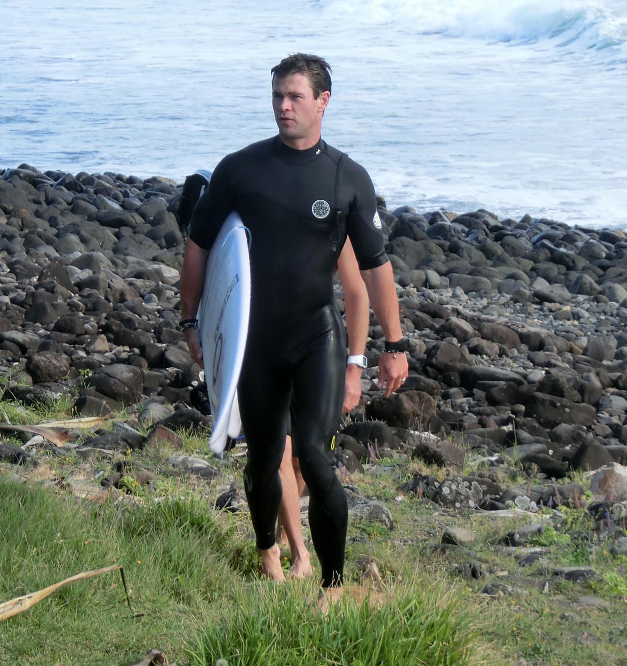 Regresó a su auto con sus amigos.