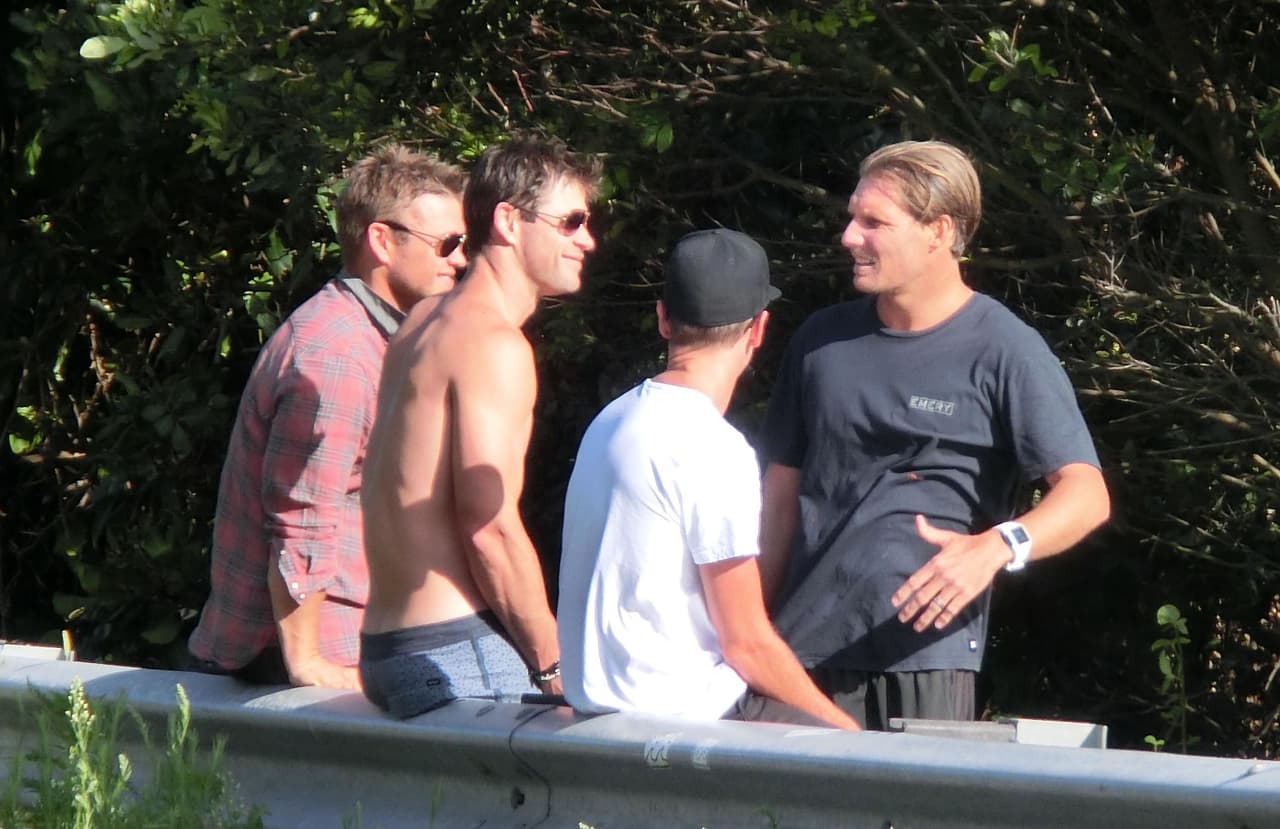 Después de surfear, se sentó un rato con sus amigos.