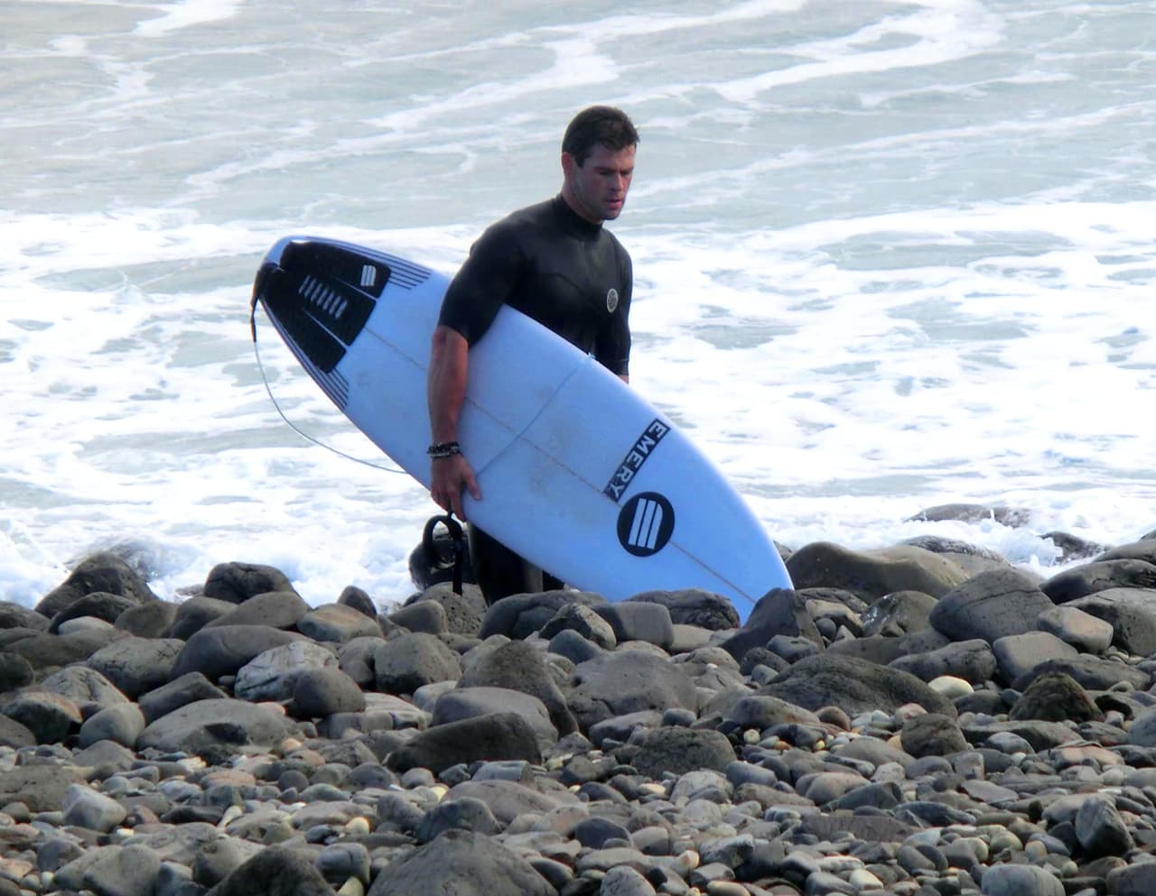 Juntó a varios amigos y fueron a pasar un buen rato.
