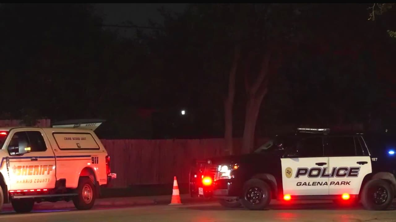 Buscan a sospechosos de balear a tres hispanos en una cancha de baloncesto en Texas: un joven murió