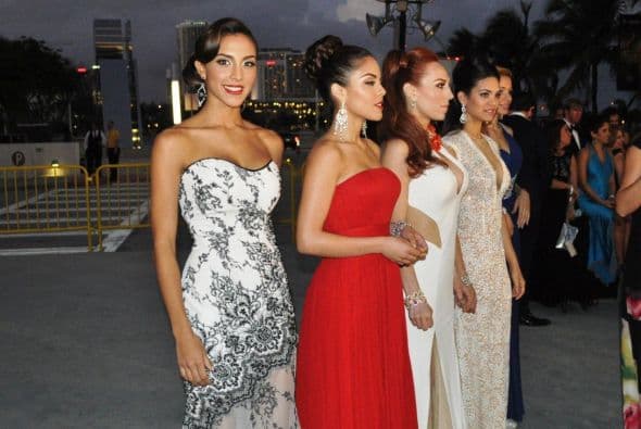 Las chicas estaban felices por ver a sus cantantes favoritos.