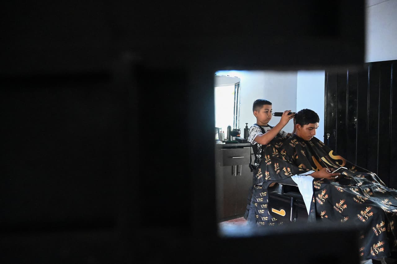 Eduardo cobra entre dos y tres dólares el corte, según el estilo. 
<b>Su mejor día fue cuando atendió a 16 personas que le dejaron unos 45 dólares. </b>Se trata de un buen ingreso en un país donde 
<b>un tercio de la población de casi 10 millones de habitantes vive con menos de un dólar al día.</b>
<br>
<br>