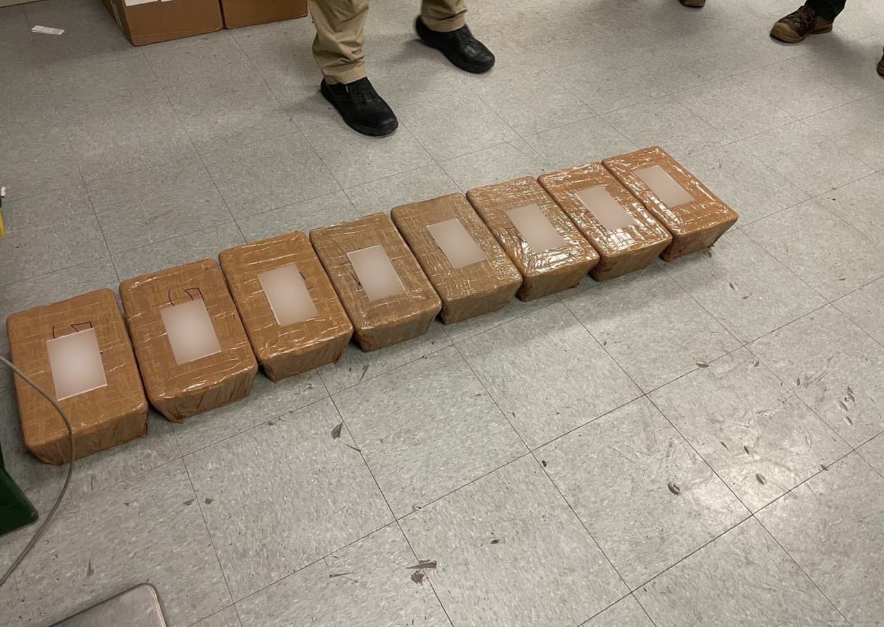 Mientras respondían al hallazgo de un grupo de migrantes, en la estación Nogales, agentes incautaron recientemente dos mochilas abandonadas, con unas 45 libras de metanfetamina en su interior.