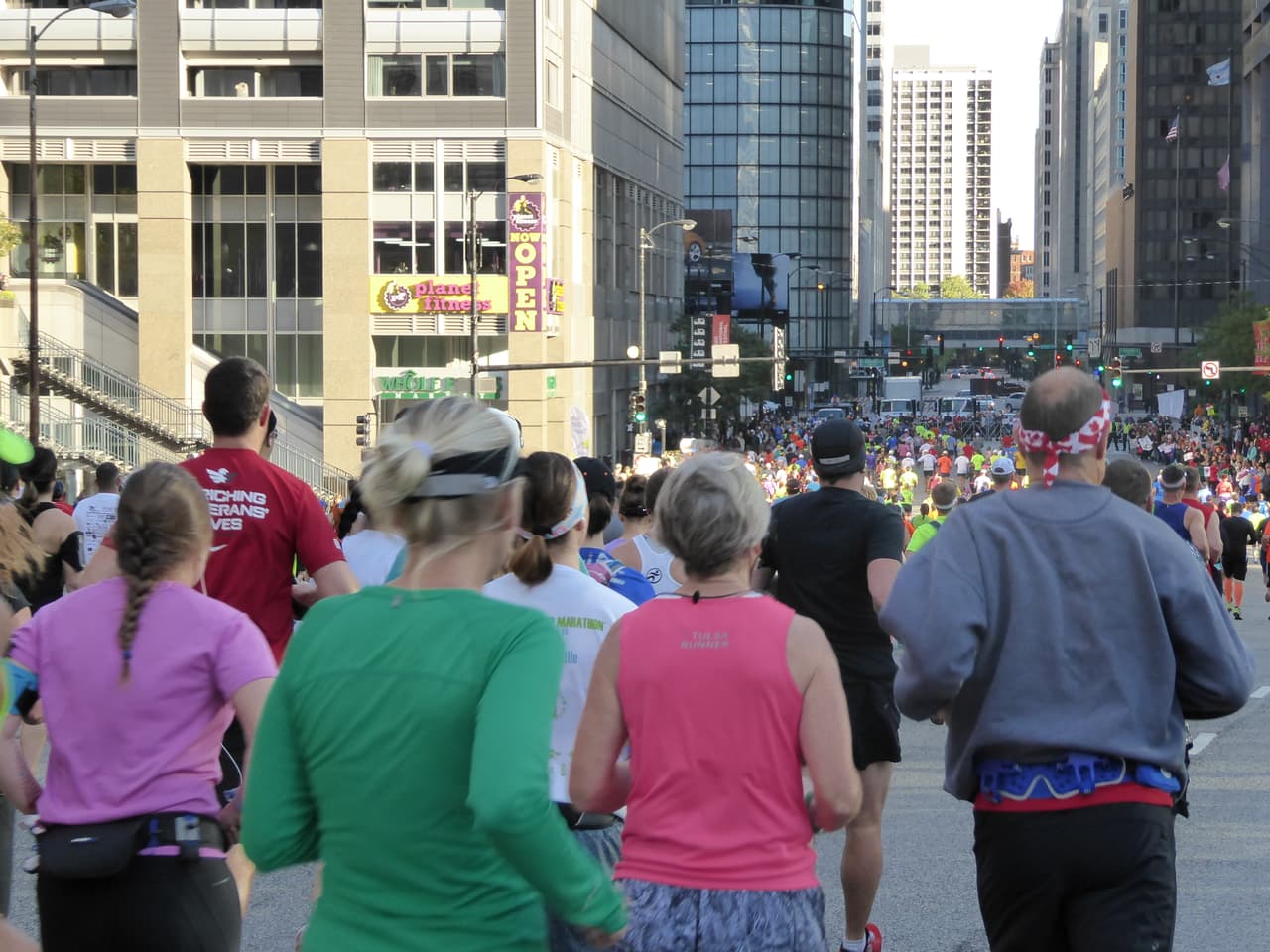 Miles de corredores de más de 100 país se dieron cita en el Maratón de Chicago desde muy temprano. Mira imágenes del ambiente que se está viviendo en este evento deportivo.
