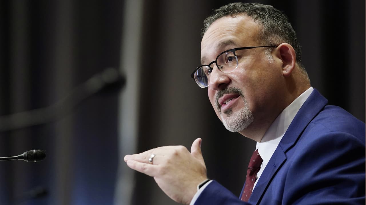 Miguel Cardona, el puertorriqueño que será secretario de educación, y sus retos ante la pandemia