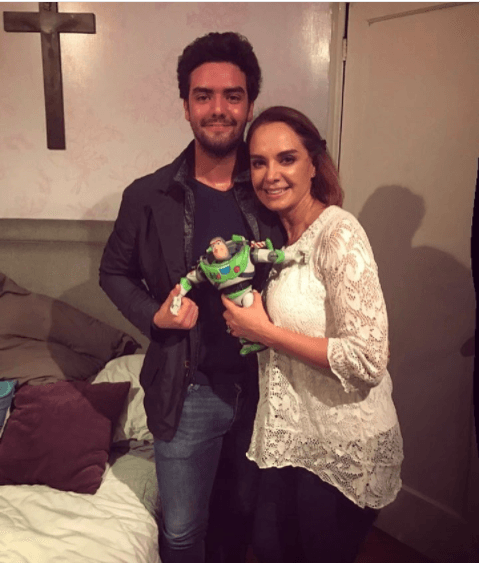 "Gracias por acompañarme y ser parte de todos mis proyectos mi amor, te amo", escribió en sus redes sociales Lupita Jones junto a esta imagen donde aparece junto a su hijo Simón.