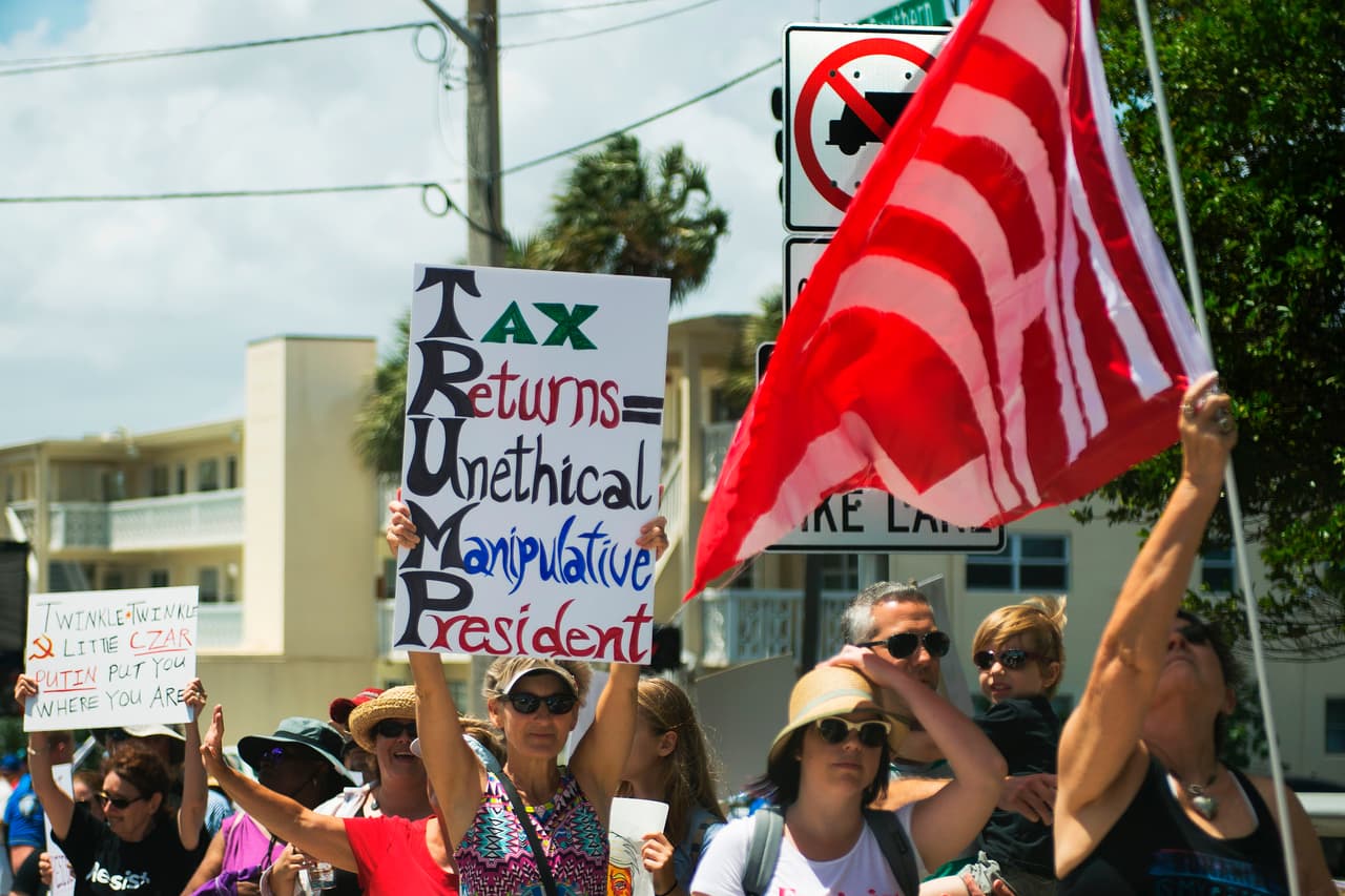 Las protestas fueron organizadas para coincidir con el 15 de abril, el último día en que tradicionalmente los estadounidenses pueden pagar sus impuestos anuales. Este año, como ha caído en fin de semana, la fecha límite ha sido movida al martes 18 de abril. Pero los manifestantes aprovecharon el día libre para salir a las calles. En la imagen, una pancarta califica al presidente de manipulador y poco ético.