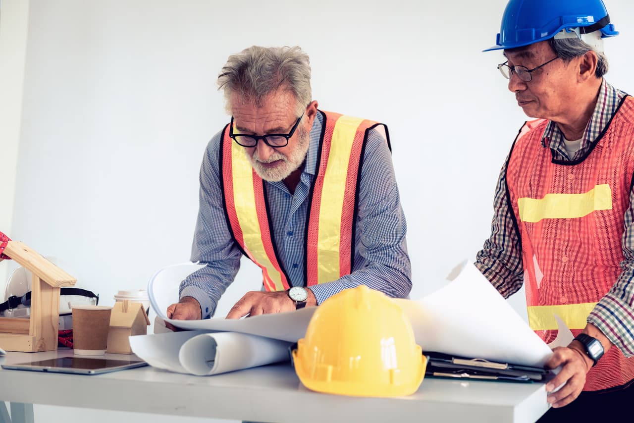 <b>Puesto 1. Gerente de construcción.</b>
<br>
<br>
<b>Salario promedio: 95,260 dólares</b>
<br>
<b>Tasa de desempleo: 1.5%</b>
<br>
<b>Crecimiento entre 2019 y 2029: 40,400 más empleos (+8.5).</b>
<br>
<br>Esta especialización, mucho mejor pagada y en alto crecimiento, requiere de un título universitario de cuatro años. Influye en todas las etapas del proceso de construcción, desde planificación con arquitectos e ingenieros, pasando por el presupuesto con estimadores de costos, hasta la etapa de producción con los trabajadores. 
<br>