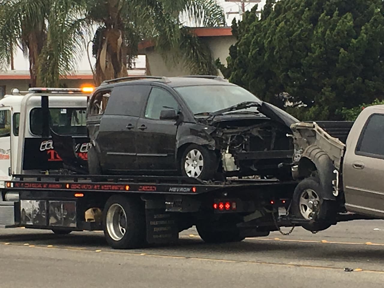 Dos personas murieron y una más terminó herida en un accidente que habría ocasionado una carrera ilegal de autos en Anaheim, California, el sábado 10 de diciembre de 2016.