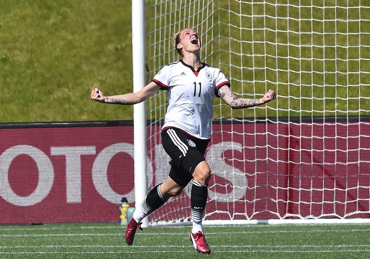 Anja Mittag anota par de golazos al estilo de Zlatan para el PSG femenil 
