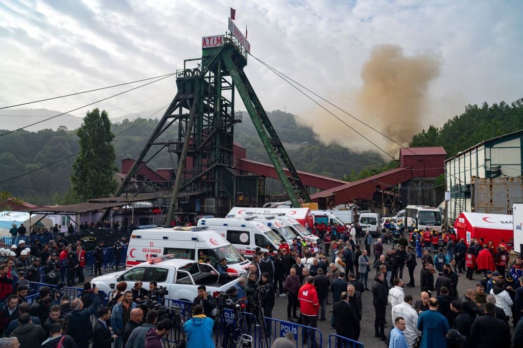 <b>Al menos 41 personas murieron y varias resultaron heridas</b> tras una explosión ocurrida el viernes en una mina de carbón en el noroeste de Turquía. Este sábado los equipos de rescate concluyeron sus labores tras recuperar el cuerpo del último minero que quedaba dentro. También comenzaron este sábado los funerales de los fallecidos.