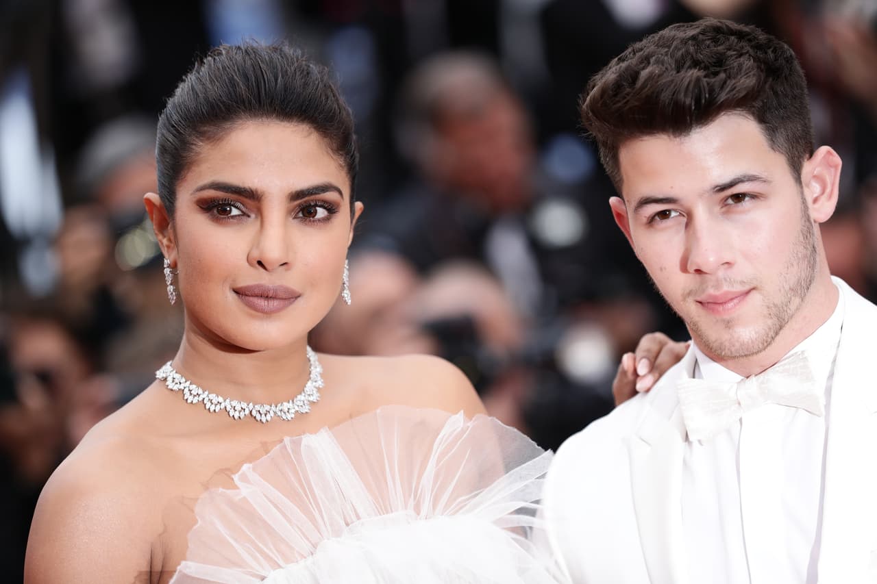 <b>Priyanka Chopra y Nick Jonas</b>
<br>Con una romántica propuesta en julio de 2018, el actor y cantante pidió a Chopra se casara con él. Poco después -en diciembre del mismo año- las celebridades unieron sus vidas en una tierna boda hindú.