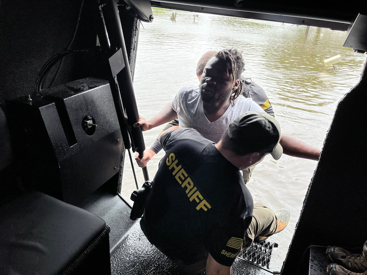 El Equipo de Respuesta a Emergencias de la Oficina del Alguacil del condado Orange acudió en vehículos de rescate en aguas altas para evacuar a los ciudadanos que sufrieron los estragos del huracán Ian.