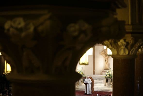 A lo lejos, el pontífice en San Patricio.