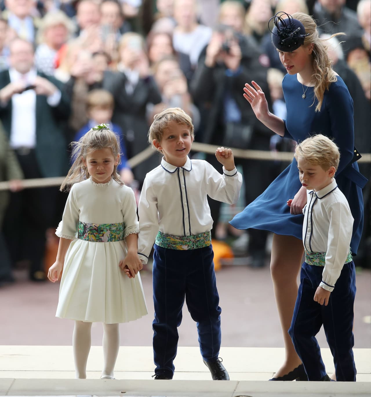 Poco a poco, todos llegaron sanos y salvos a la capilla, poco 
<b><a href="https://www.univision.com/entretenimiento/realeza/princesa-eugenie-asi-fue-su-vestido-de-novia-fotos?fbclid=IwAR3Ty8jnfQP1f7j-Di3qccBNaoYbIP6h7pnnJsKHT1L6SiR7E4ntDUkNHdo">antes de que la princesa Eugenie hiciera su entrada</a></b>.