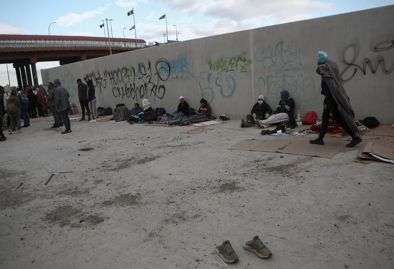 Venezolanos duermen en las calles de Ciudad Juárez.
<br>
<br>En Tijuana, una vez que los migrantes son devueltos por Estados Unidos, son llevados a un centro de detención del Instituto Nacional de Migración, donde permanecen hasta que reciben su permiso de estadía temporal. El diario local Punto Norte denunció este jueves que en este espacio los venezolanos están siendo retenidos en condiciones de hacinamiento, en celdas con candados y sin que se les permite llamar por teléfono a sus familiares.
<br>
<br>Ese día hubo una revuelta en el lugar y dos agentes de migración fueron retenidos temporalmente por los migrantes, que dijeron al medio que tenían días solicitando atención médica. Como resultado, informó en su web el Instituto Nacional de Migración, se otorgaron los primeros 30 oficios de salida y la Cruz Roja local reportó que seis venezolanos recibieron atención médica por varias razones. Entre los pacientes se encontraba una mujer embarazada.