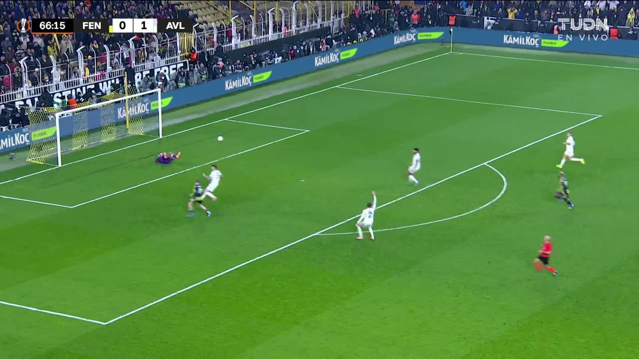 ¡TIRO ATAJADO! disparo por Talisca.