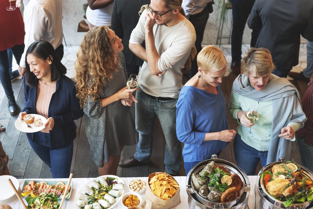 <b>Escorpión</b>
<br>
<b>El novilunio fortalece tu área de los encuentros inesperados</b>
<br>Une su energía con la fuerza de tu corregente Marte directo y la acción retrógrada de Plutón está creando un escenario típico de las casualidades y encuentros imprevistos. No pierdas tiempo, si te invitan a una reunión social o cualquier tipo de evento donde puedas interactuar con otras personas no te lo pierdas pues en esos encuentros habrá de todo, desde buenos negocios, hasta romances potenciales.