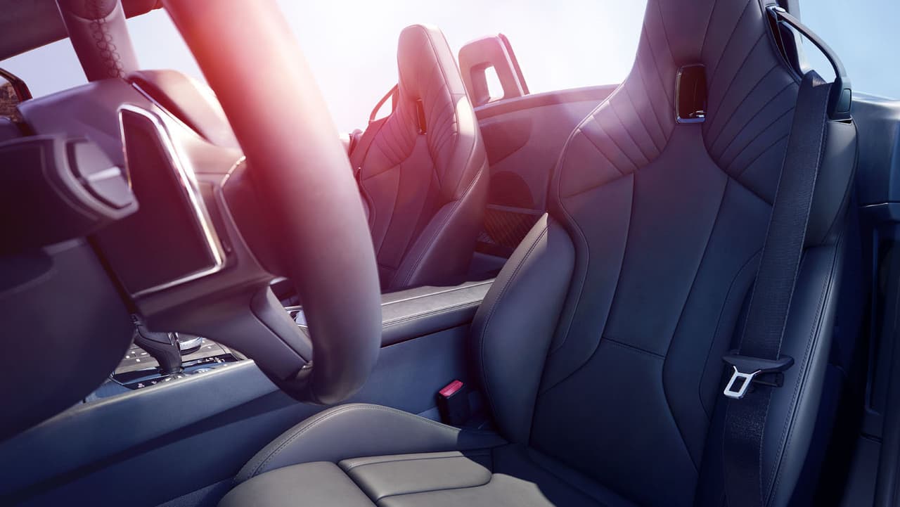 El interior del BMW Z4 M40i First Edition cuenta con 
<b>butacas integrales para manejo deportivo</b> con ajustes electrónicos cubiertos en cuero Vernasca negro con costuras decorativas. Iluminación ambiental y un sistema de sonido envolvente de Harman Kardon se encuentran entre las opciones.