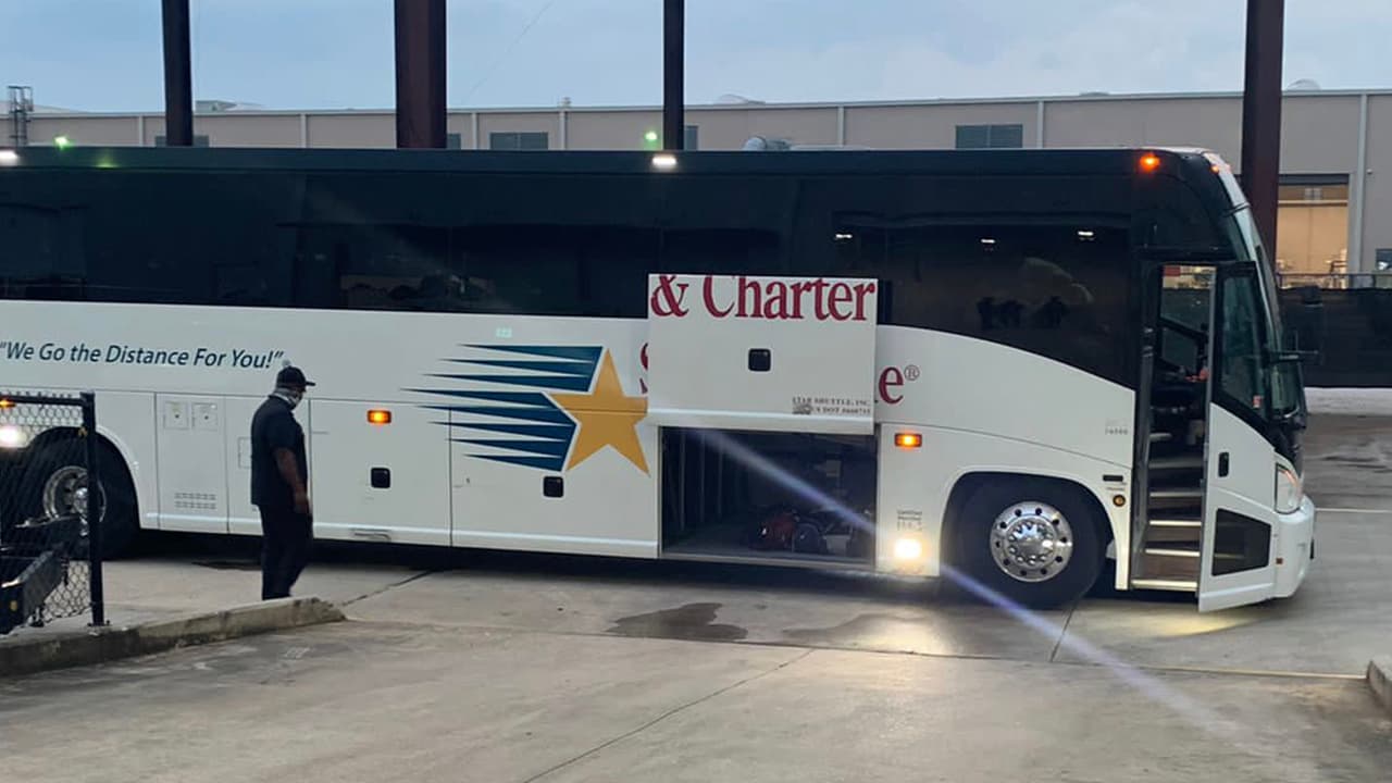 En el lugar, los inmigrantes haitianos, quienes también estuvieron en el campamento debajo de un puente en 
<a href="https://www.google.com/maps/place/Del+Rio,+TX+78840/@29.3775687,-100.9425783,12z/data=!3m1!4b1!4m5!3m4!1s0x86f5e9399071467b:0xcb0179f4337a4e0c!8m2!3d29.3708857!4d-100.8958674?hl=en" target="_blank">Del Río, Texas,</a> tienen asesoría de voluntarios que los ayudan a repasar sus planes de viaje, reciben artículos de higiene personal, ropa y pañales para los niños.