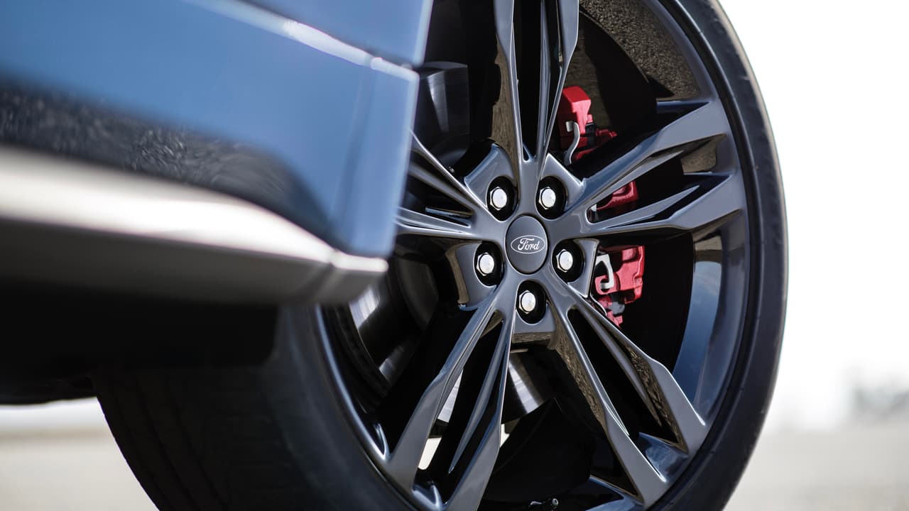 Una opción exclusiva para la Ford Edge ST es el
<b> sistema de frenado especial deportivo</b>, que requiere optar por ruedas de 21 pulgadas, en lugar de las ruedas regulares del modelo ST de 20 pulgadas, y que se distingue por unas vistosas pinzas de freno pintadas de color rojo.