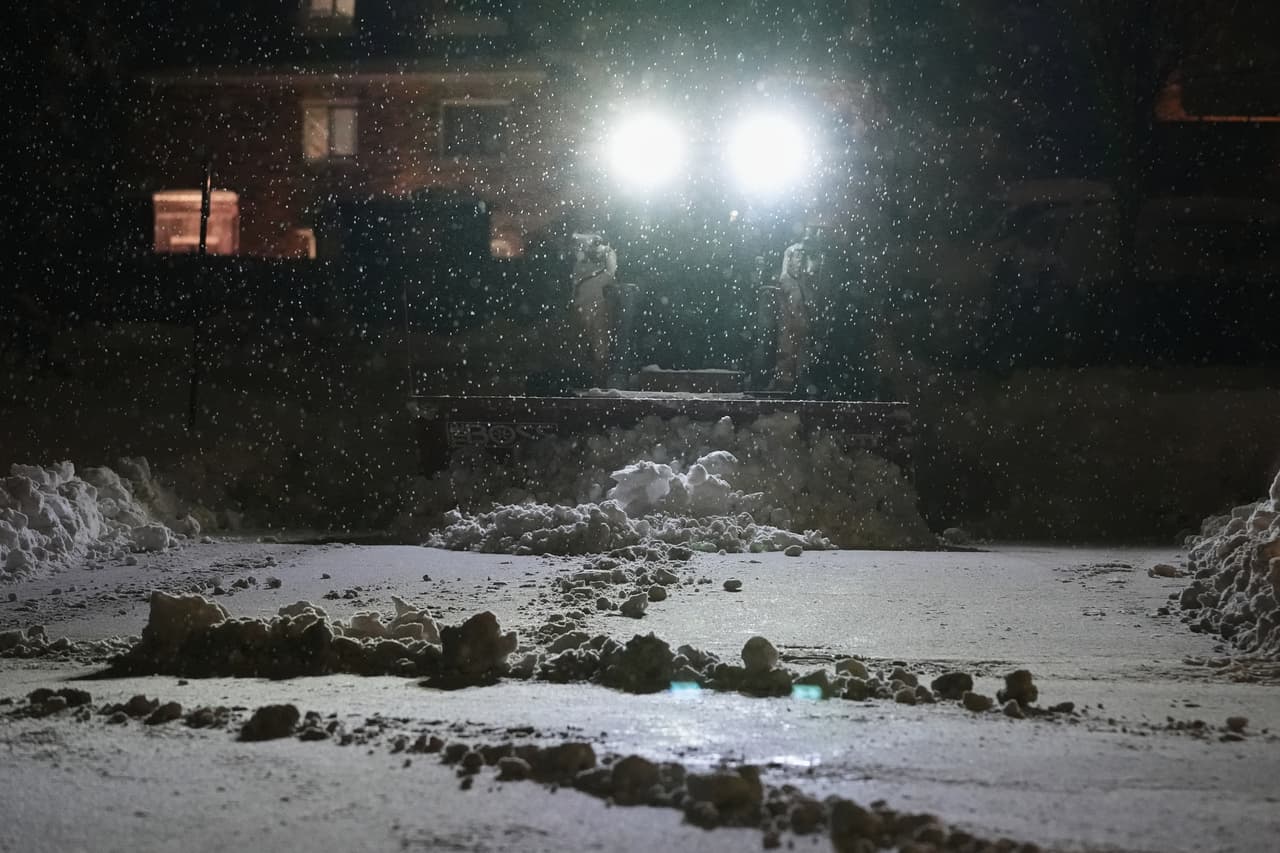 Para mitigar el impacto en las calles, la ciudad desplegó 
<b>más de 220 esparcidores de sal</b> durante la noche, priorizando las arterias principales, los puentes y la DuSable Lake Shore Drive. Las cuadrillas municipales trabajaron sin pausa para mantener las vías transitables ante la persistente caída de nieve.
<br>