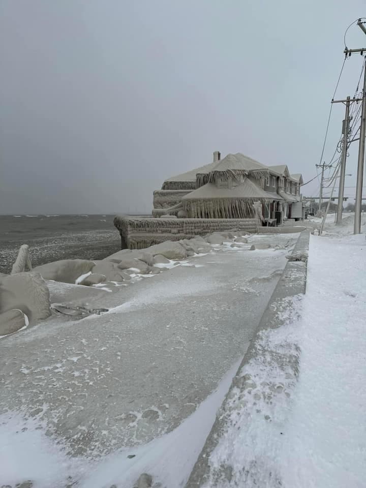 Un restaurante ubicado en Hamburgo, Nueva York, quedó cubierto de hielo formado por el rocío del lago Erie.
