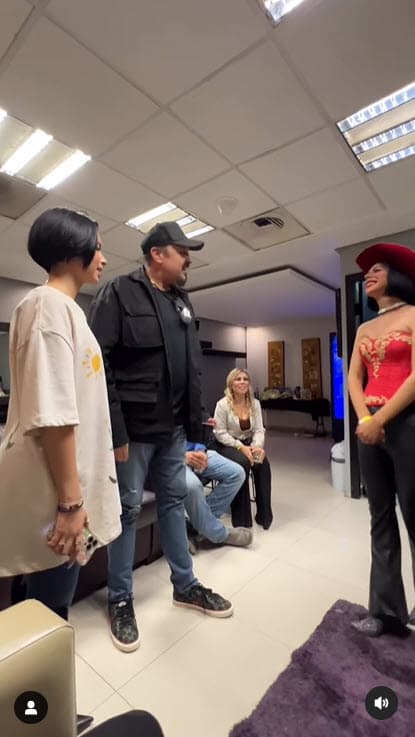 "Yo pensaba que iba a ser una convivencia muy corta, pero fueron alrededor de 40 minutos aproximadamente. Conviví con toda la familia, con Pepe, con su mamá, con su hermano, con su hermana, con todos, se portaron muy bien. Incluso
<b> me dieron muchos regalitos</b>".
<br>