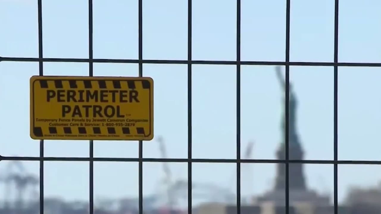 Instalan vallas en Nueva York que dificultan la vista de la Estatua de la Libertad