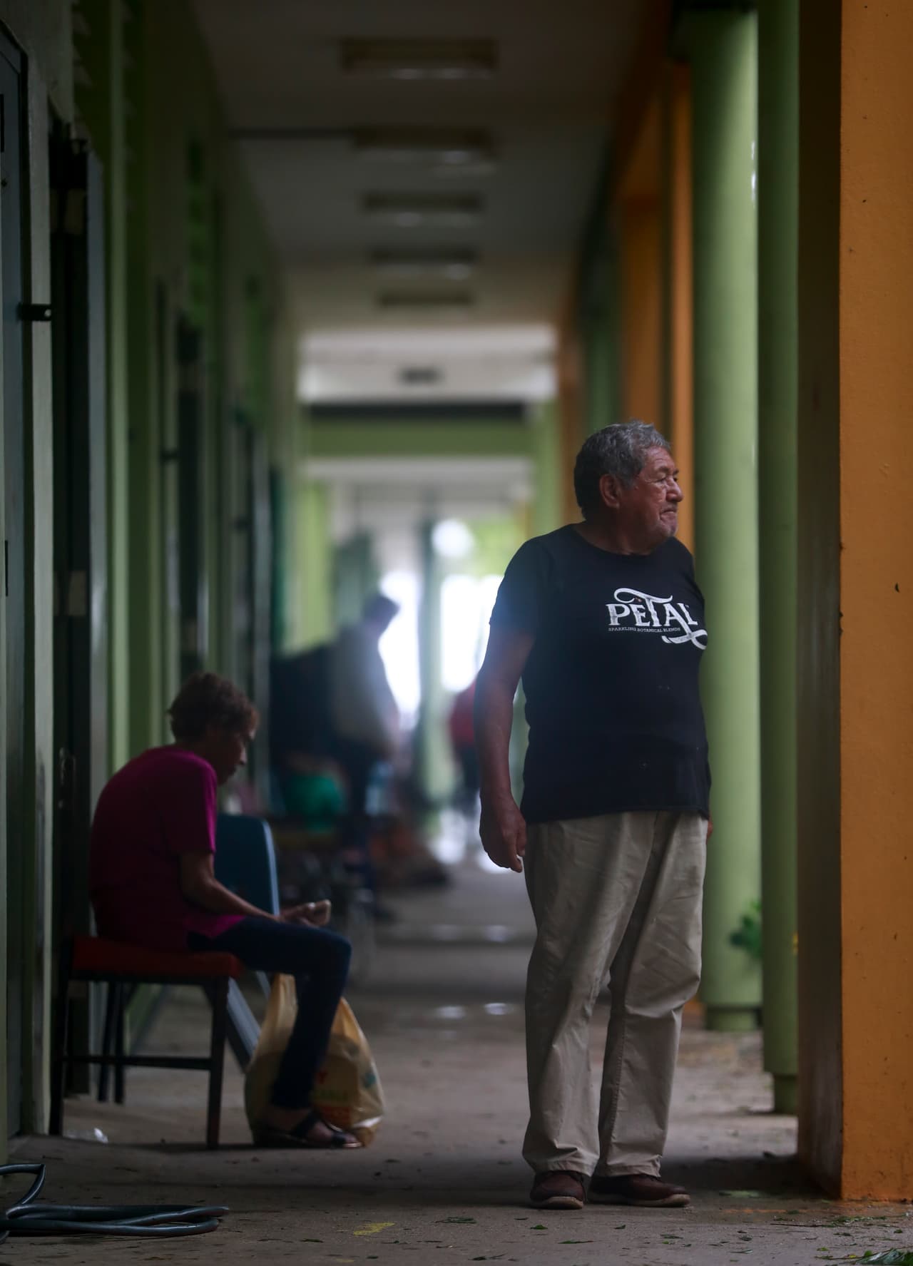 Residentes de Salinas se refugiaron en la escuela Carlos Colón Burgos debido a los estragos que causó el huracán Fiona.