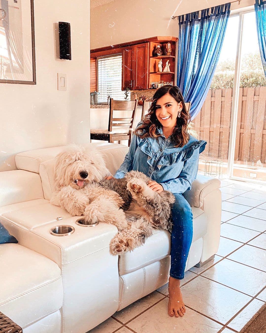 La mascota de raza antiguo pastor inglés es muy amada y consentida por la familia Rodríguez y en esta foto podemos observar a Jessi cómo disfruta de su compañía.