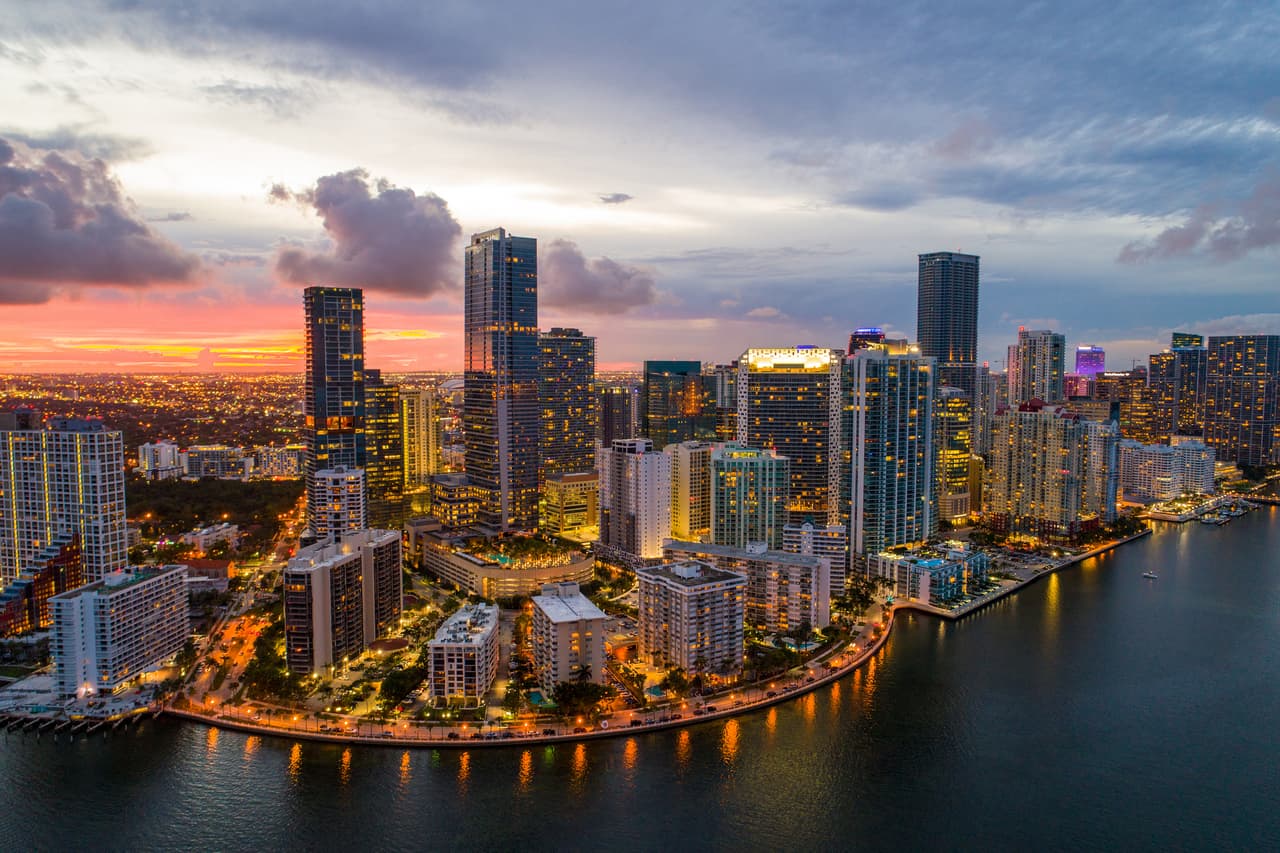 En el puesto 5 se encuentra
<b>Miami, Florida</b>.
<br>Puntaje: 57.21.
<br>Rango de asequibilidad: 51.
<br>Rango de actividades: 5.
<br>Rango de calidad de vida: 105.
<br>Rango de atención médica: 74.
<br>
<br>Para los jubilados, Miami es una de las 6 ciudades de Estados Unidos que ofrece la mayor cantidad de instalaciones de pesca.