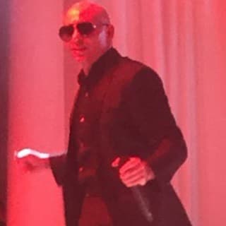 Pitbull fue el encargado de poner sabor en la fiesta.