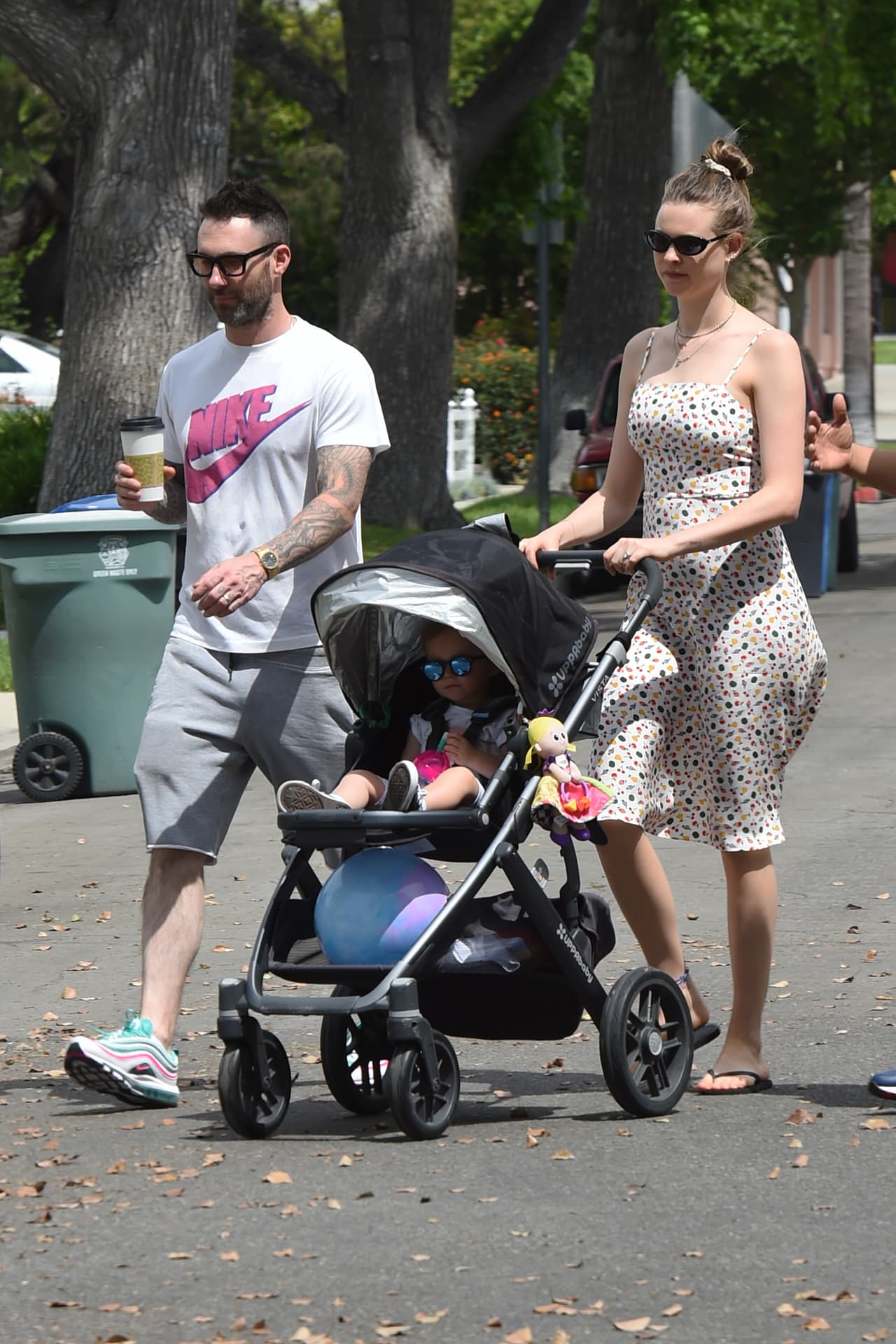 El vocalista de Maroon5, Adam Levine, y su esposa Behati Prinsloo, utilizan este cochecito de UppaBaby para sacar a pasear a su hija Dusty Rose.