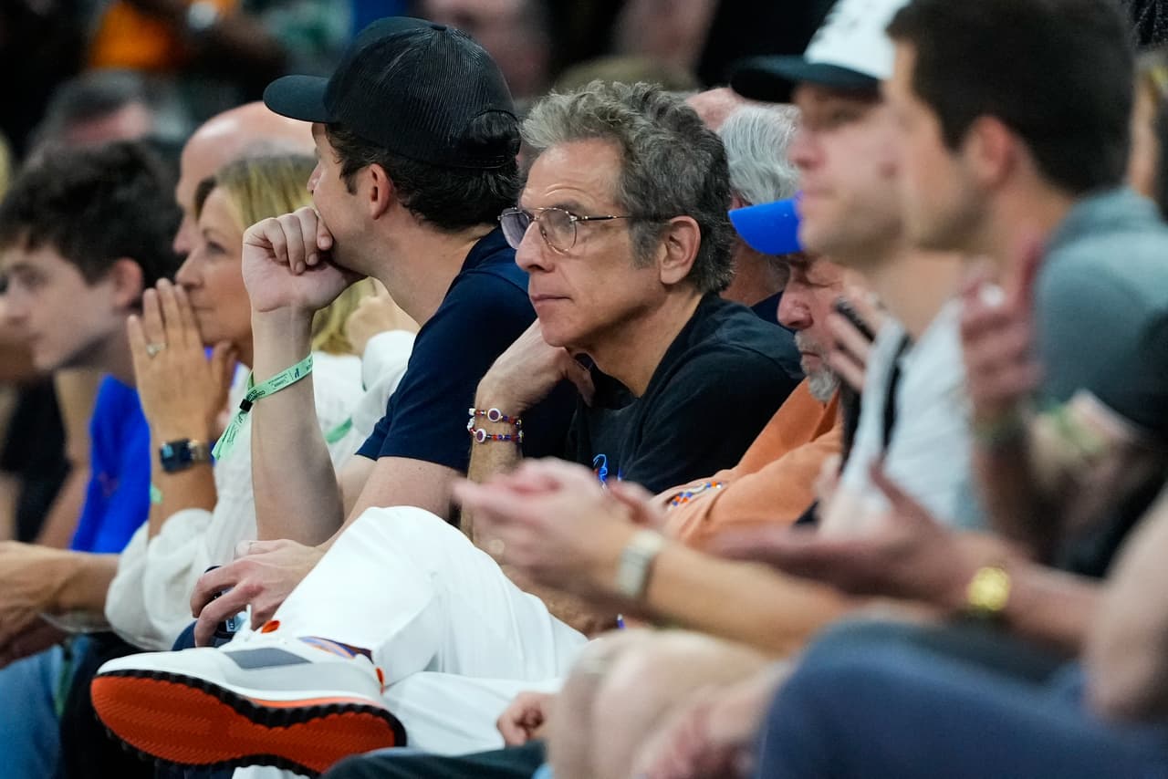 El actor Ben Stiller observa durante la segunda mitad del quinto partido de las Finales de la NBA entre los New York Knicks y los San Antonio Spurs.