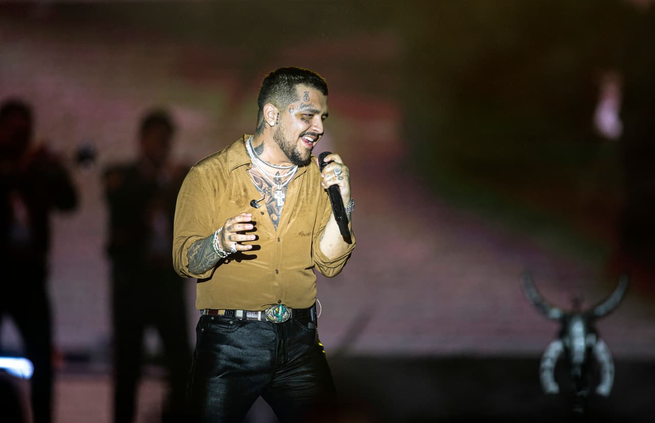 Desde entonces, el cantante de ‘Ya no somos ni seremos’ ha estrenado diferentes cambios de look así como tatuajes que han generado polémica entre los internautas.