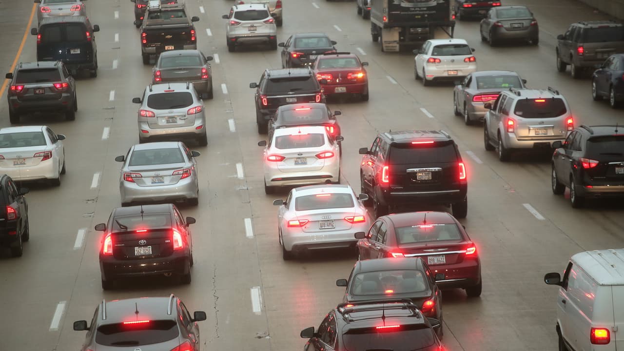 Las personas con las que la mujer tuvo contacto están siendo monitoreadas por médicos, según funcionarios.