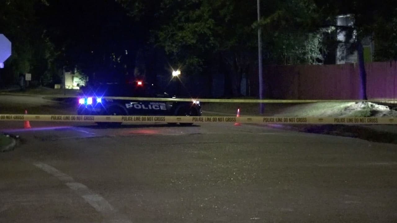 El domingo 3 de julio alrededor de la 1am, un vehículo disparó hacia una tienda en la cuadra 13300 de de la Northborough.