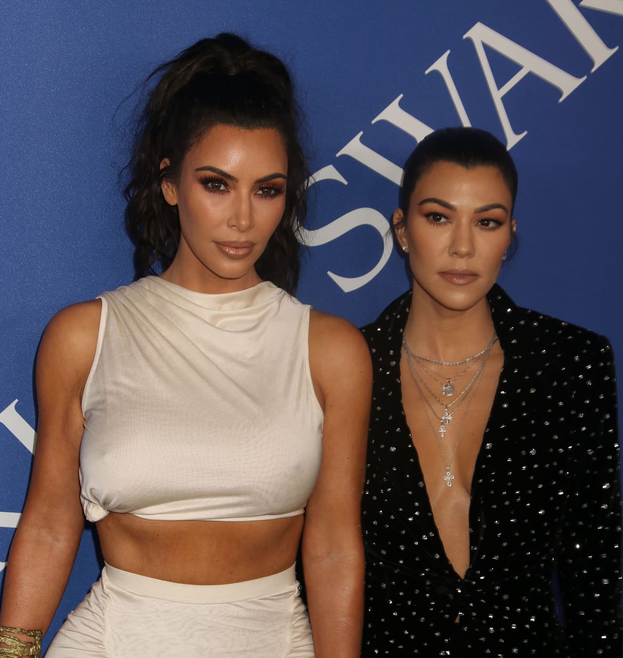 “Claro que le envié (a la publicista) mi portada Vogue.
<b>Una copia autografiada</b>”, contó la celebridad cuya fama alcanzó su pico precisamente en internet, donde resonó un
<b><a href="https://www.univision.com/entretenimiento/chismes/video-sexual-de-kim-kardashian-se-vende-como-pan-caliente">video sexual</a></b> que protagonizó con su ex, el rapero
<b><a href="https://www.univision.com/entretenimiento/chismes/ex-de-kim-kardashian-se-burla-de-ella-y-su-video-sexual">Ray J</a></b>.