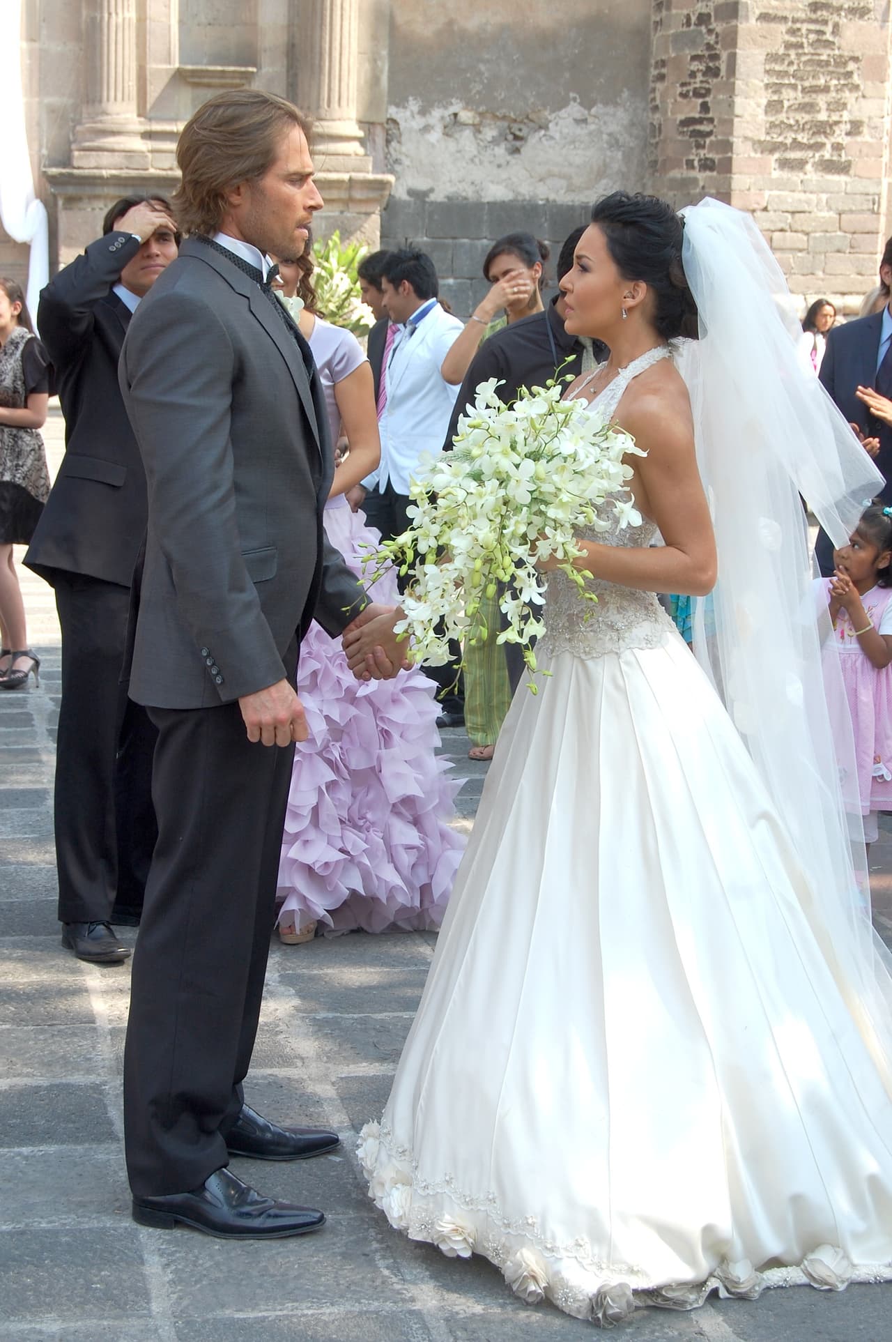 Teresa termina viviendo en casa de Arturo y finalmente logra que le proponga matrimonio.