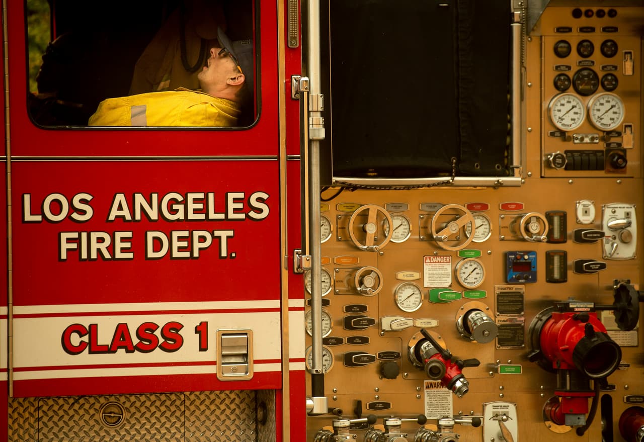 El trabajo de las últimas 36 horas ha sido agotador y con mínimos descansos que algunos aprovechan como y donde pueden.