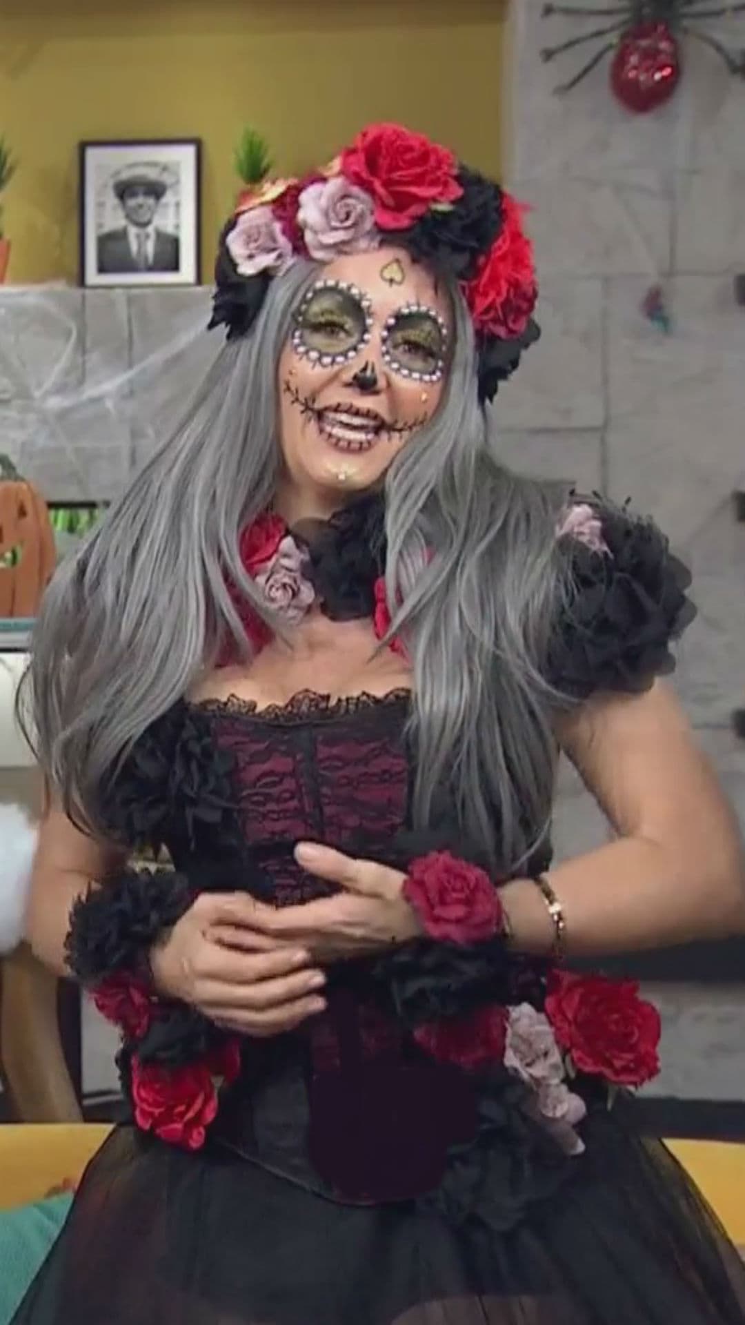 Andrea Legarreta lució muy coqueta con su indumentaria traslúcida que dejaba ver sus torneadas piernas.