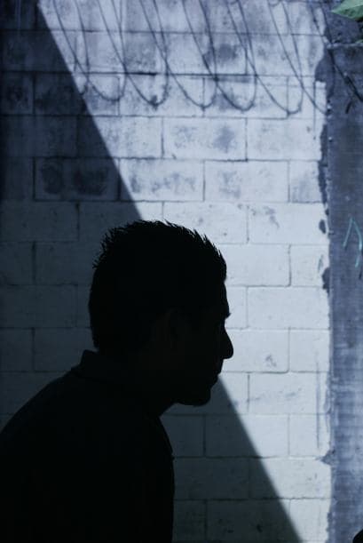 También se sabe que la mayoría de ellos proviene de familias pobres, cuyos padres han tenido que emigrar a Estados Unidos para sostener a la familia.