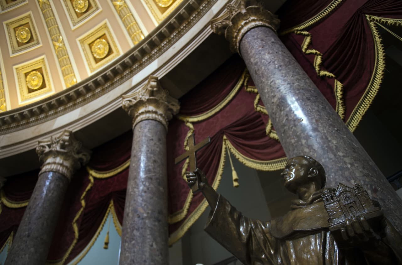 Proponen reemplazar estatua de fray Junípero Sierra por la de mujer astronauta