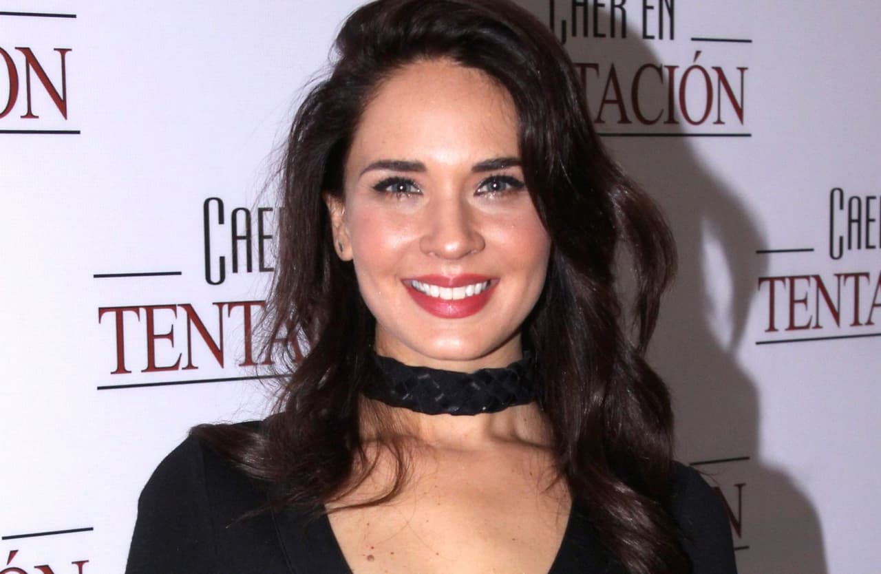 <b><a href="https://www.univision.com/entretenimiento/con-el-amor-de-su-familia-adriana-louvier-va-superando-el-luto-por-la-muerte-de-su-padre" target="_blank">Adriana Louvier</a></b>, recordada por telenovelas como 
<b><a href="https://www.univision.com/shows/caer-en-tentacion" target="_blank">Caer en Tentación</a></b>, tiene 5'5" (1.65) de altura.
<br>