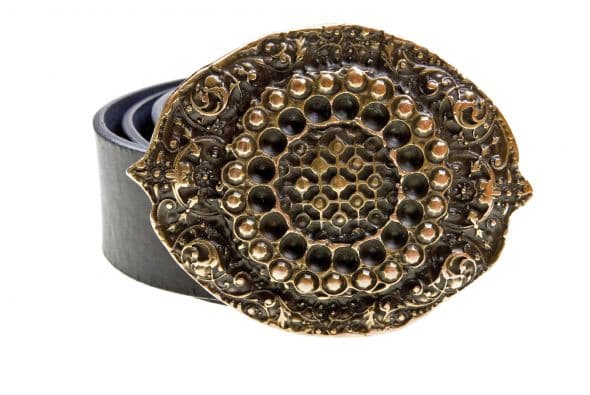 Cinturón. Mantente alejada de la ropa demasiado holgada.